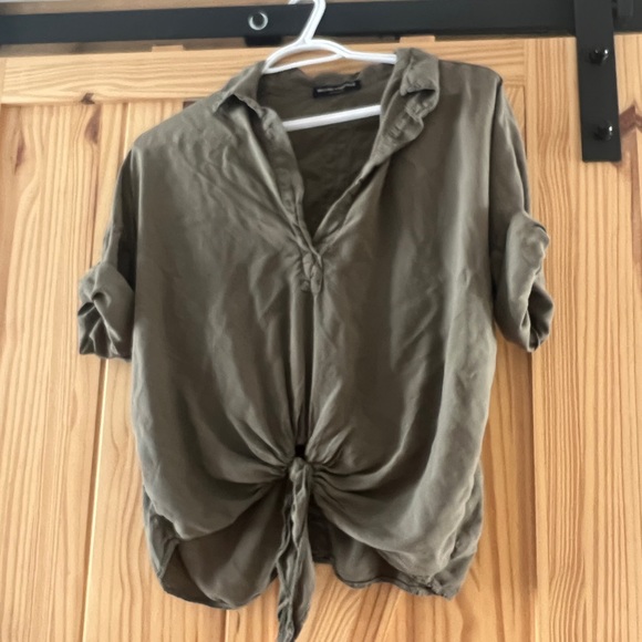 Brandy Melville Knot Front Tshirt - Picture 1 of 3